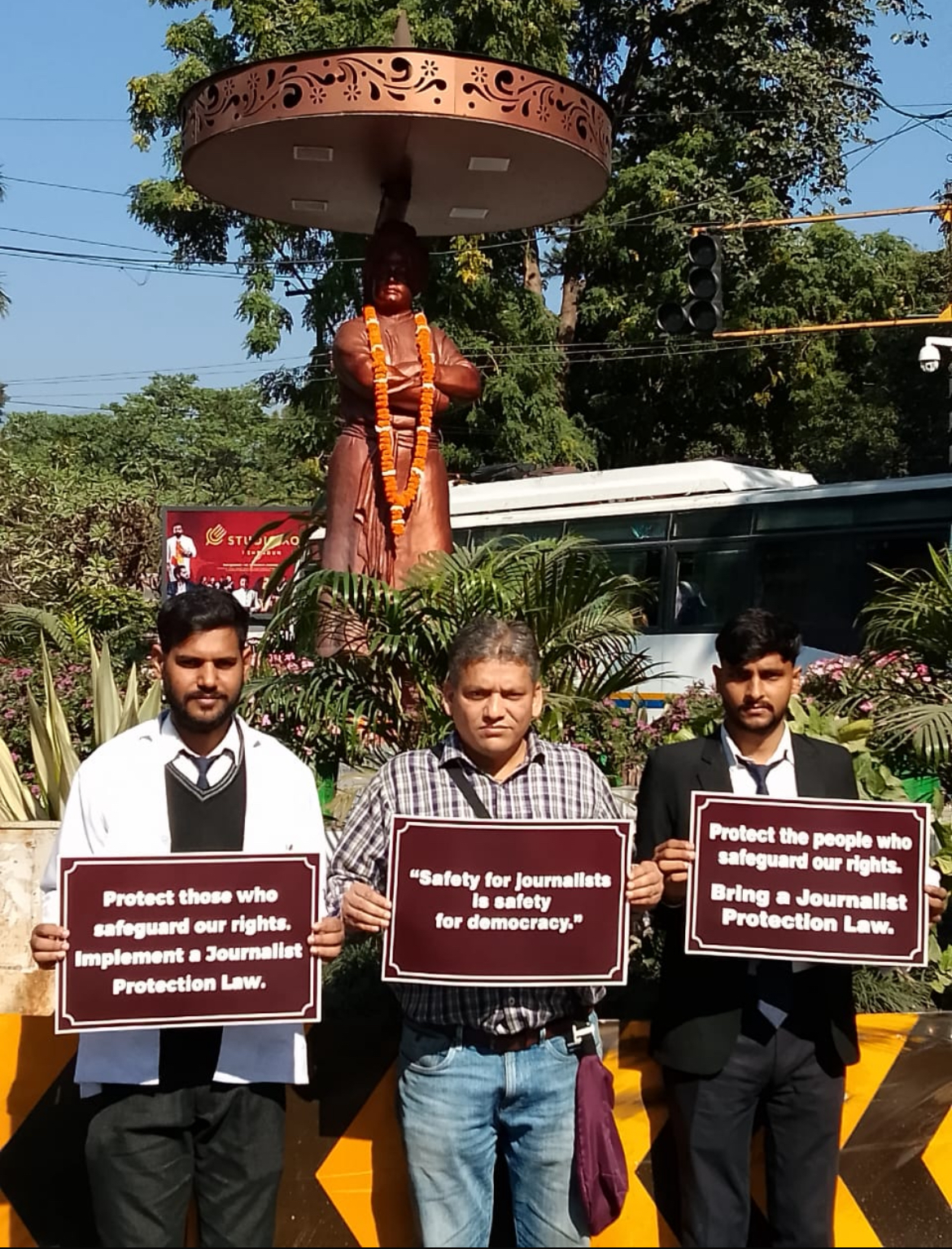 उत्तराखंड स्वाभिमान मोर्चा महानगर अध्यक्ष रामकुमार शंखधर ने हल्द्वानी में पत्रकार पर हुए हमला का सांकेतिक विरोध राजपुर रोड स्थित स्वामी विवेकानंद की प्रतिमा पर दर्ज कराया