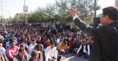 उपनल कर्मचारियों के धरने में पहुंचे प्रदेश कांग्रेस उपाध्यक्ष धस्माना